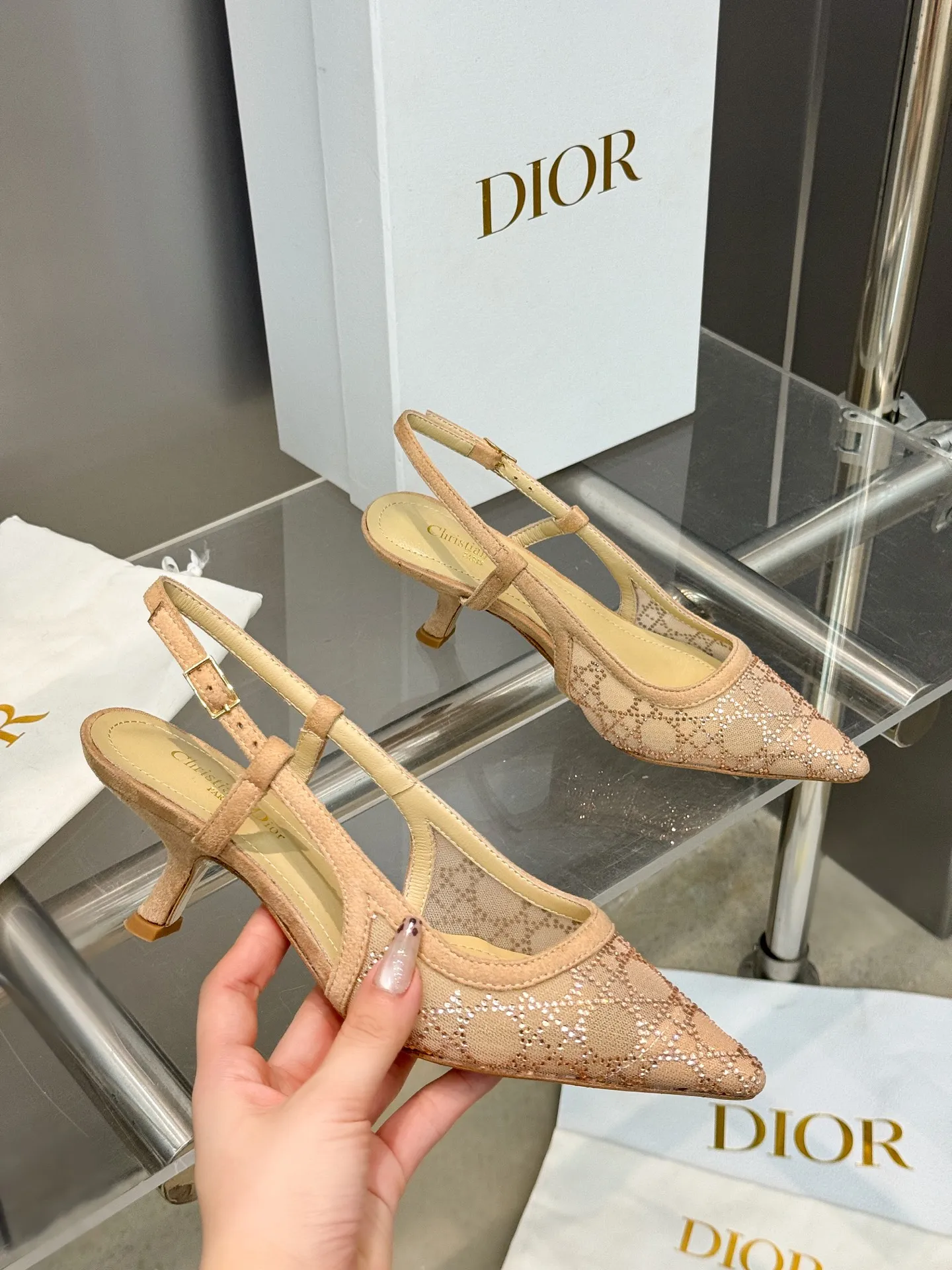 👟👟Ex-factory price 580👟👟 Dior 2025 spring and summer catwalk new style bling...bling...crystal shoes Capture series high-heeled women's shoes Star-same rhinestone square toe cannage pattern cat heel slip-on sandals The top high-end version on the market Exclusive sale Material: Original custom mesh inlaid with hot Australian rhinestones + water-dyed sheepskin feet + original molded hardware buckles + Italian leather outsole Heel height: 6.5CM/9.5CM size: 34-43 (34.40.41.42.43. Customized, non-refundable)